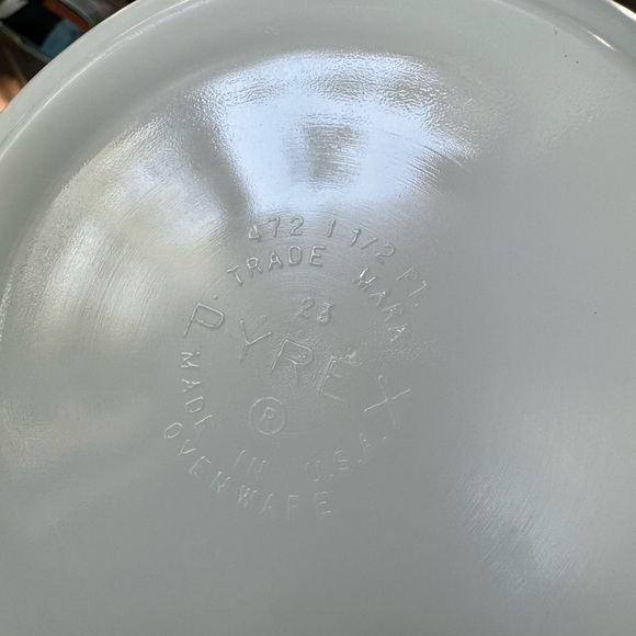 Pyrex Spring Blossom Casserole Set with Lids - Picture 3 of 4